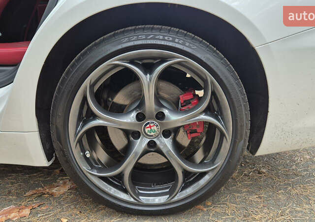 Белый Альфа Ромео Джулия, объемом двигателя 2 л и пробегом 74 тыс. км за 19400 $, фото 12 на Automoto.ua