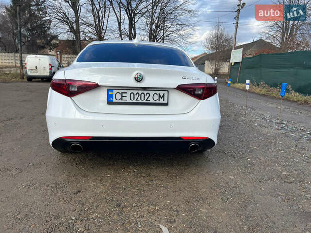 Білий Альфа Ромео Джулія, об'ємом двигуна 2 л та пробігом 92 тис. км за 18000 $, фото 6 на Automoto.ua