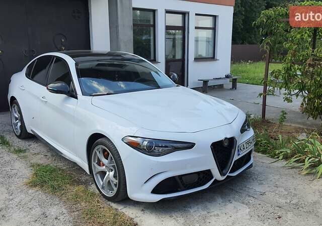 Белый Альфа Ромео Джулия, объемом двигателя 2 л и пробегом 82 тыс. км за 25600 $, фото 26 на Automoto.ua