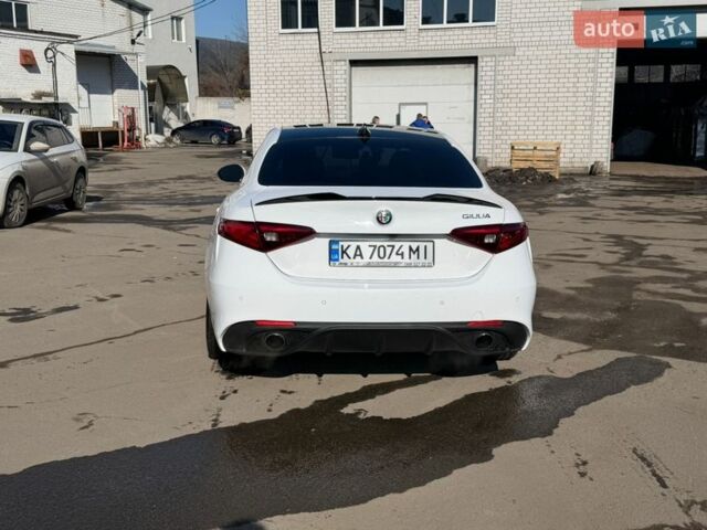 Белый Альфа Ромео Джулия, объемом двигателя 2 л и пробегом 137 тыс. км за 19500 $, фото 4 на Automoto.ua