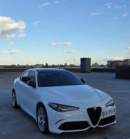 Белый Альфа Ромео Джулия, объемом двигателя 2 л и пробегом 82 тыс. км за 25600 $, фото 42 на Automoto.ua