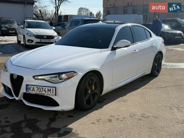 Белый Альфа Ромео Джулия, объемом двигателя 2 л и пробегом 137 тыс. км за 18600 $, фото 2 на Automoto.ua