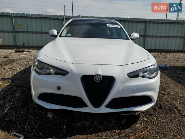 Белый Альфа Ромео Джулия, объемом двигателя 2 л и пробегом 58 тыс. км за 5200 $, фото 4 на Automoto.ua