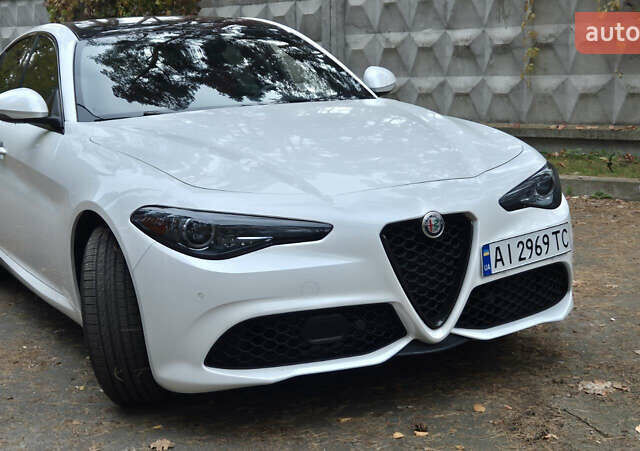 Белый Альфа Ромео Джулия, объемом двигателя 2 л и пробегом 74 тыс. км за 19400 $, фото 2 на Automoto.ua