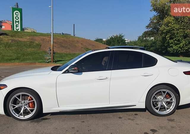 Белый Альфа Ромео Джулия, объемом двигателя 2 л и пробегом 82 тыс. км за 25600 $, фото 11 на Automoto.ua