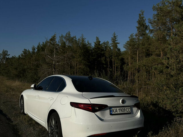 Білий Альфа Ромео Джулія, об'ємом двигуна 2 л та пробігом 105 тис. км за 14500 $, фото 10 на Automoto.ua