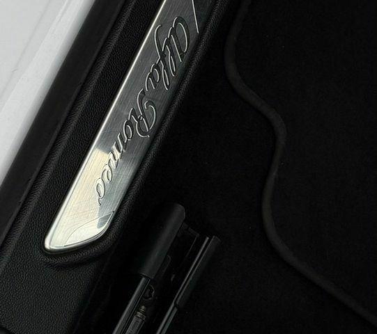 Білий Альфа Ромео Джулія, об'ємом двигуна 2 л та пробігом 125 тис. км за 19100 $, фото 22 на Automoto.ua
