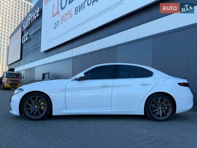 Белый Альфа Ромео Джулия, объемом двигателя 2 л и пробегом 103 тыс. км за 16900 $, фото 3 на Automoto.ua