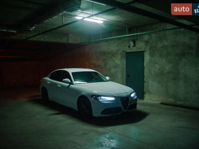 Белый Альфа Ромео Джулия, объемом двигателя 2 л и пробегом 115 тыс. км за 20500 $, фото 1 на Automoto.ua