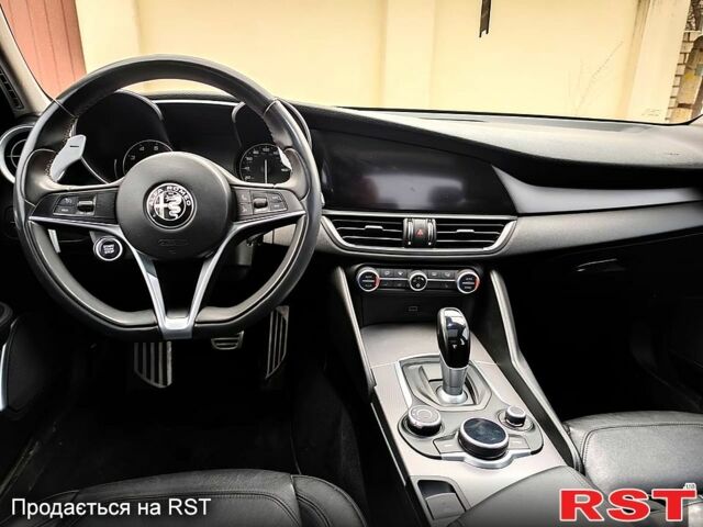 Білий Альфа Ромео Джулія, об'ємом двигуна 2 л та пробігом 88 тис. км за 16000 $, фото 6 на Automoto.ua