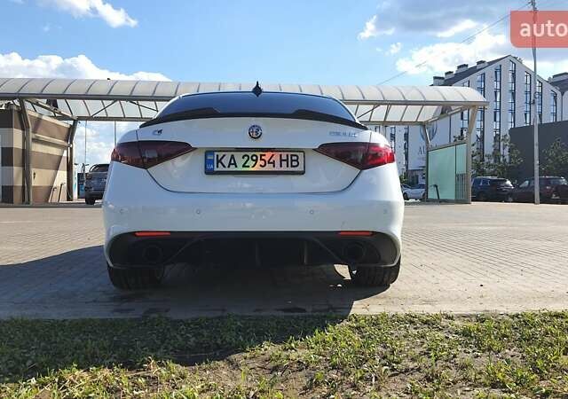 Белый Альфа Ромео Джулия, объемом двигателя 2 л и пробегом 82 тыс. км за 25600 $, фото 6 на Automoto.ua