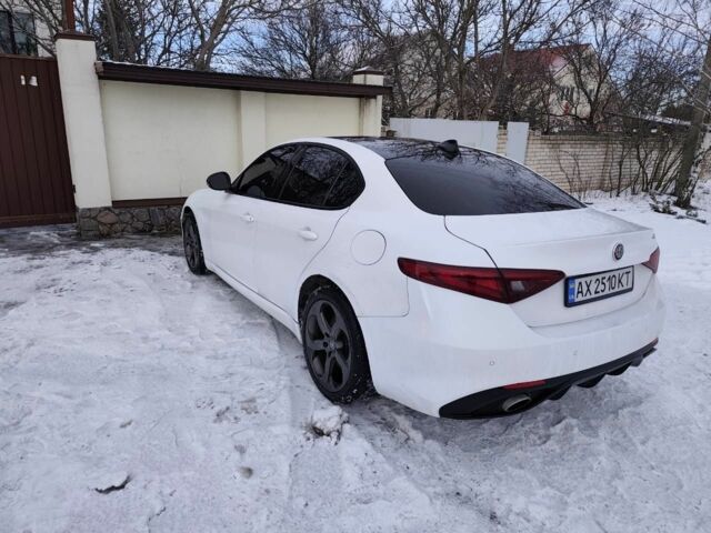 Белый Альфа Ромео Джулия, объемом двигателя 2 л и пробегом 88 тыс. км за 16000 $, фото 3 на Automoto.ua