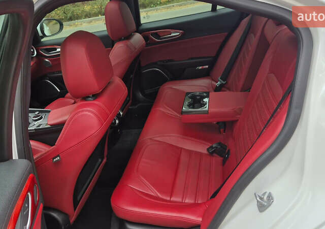 Белый Альфа Ромео Джулия, объемом двигателя 2 л и пробегом 74 тыс. км за 19400 $, фото 10 на Automoto.ua