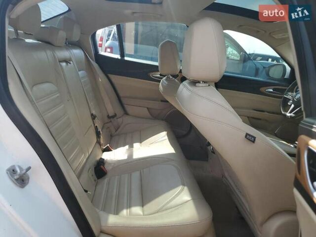 Белый Альфа Ромео Джулия, объемом двигателя 2 л и пробегом 58 тыс. км за 5200 $, фото 9 на Automoto.ua