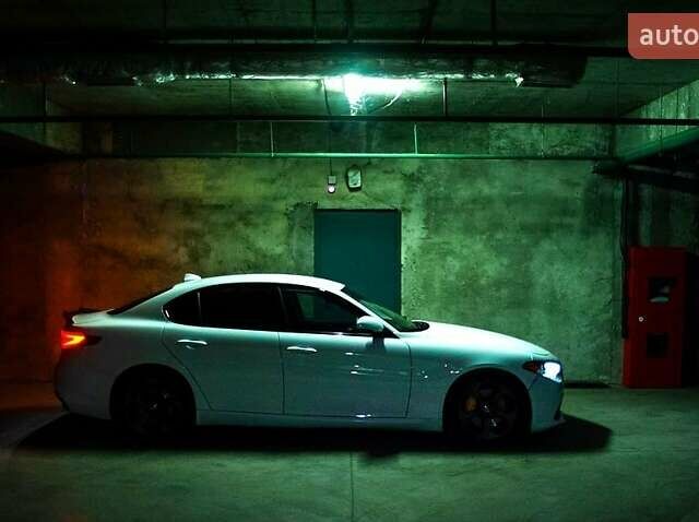 Білий Альфа Ромео Джулія, об'ємом двигуна 2 л та пробігом 12 тис. км за 20500 $, фото 5 на Automoto.ua