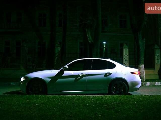 Білий Альфа Ромео Джулія, об'ємом двигуна 2 л та пробігом 12 тис. км за 20500 $, фото 6 на Automoto.ua