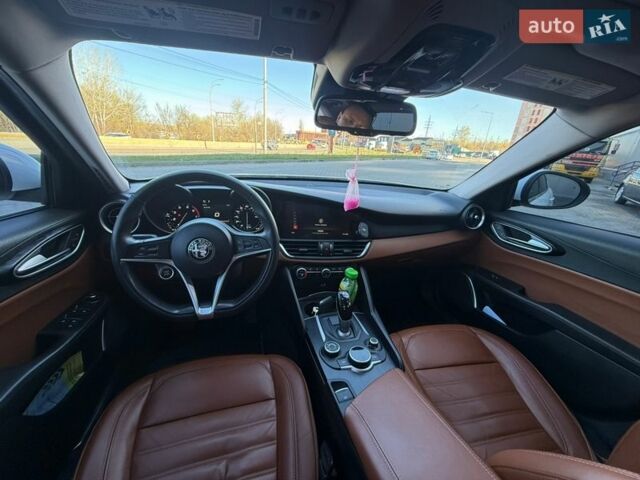 Белый Альфа Ромео Джулия, объемом двигателя 2 л и пробегом 103 тыс. км за 16900 $, фото 16 на Automoto.ua