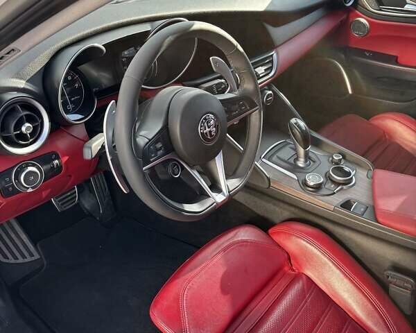 Белый Альфа Ромео Джулия, объемом двигателя 2 л и пробегом 146 тыс. км за 19700 $, фото 8 на Automoto.ua