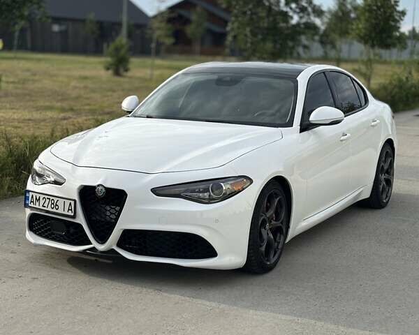 Белый Альфа Ромео Джулия, объемом двигателя 2 л и пробегом 146 тыс. км за 19700 $, фото 4 на Automoto.ua