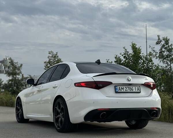 Белый Альфа Ромео Джулия, объемом двигателя 2 л и пробегом 146 тыс. км за 19700 $, фото 2 на Automoto.ua