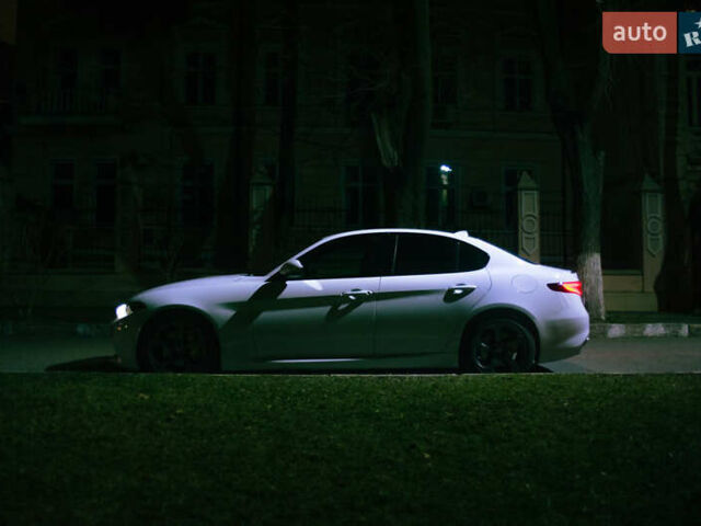 Белый Альфа Ромео Джулия, объемом двигателя 2 л и пробегом 115 тыс. км за 20500 $, фото 3 на Automoto.ua