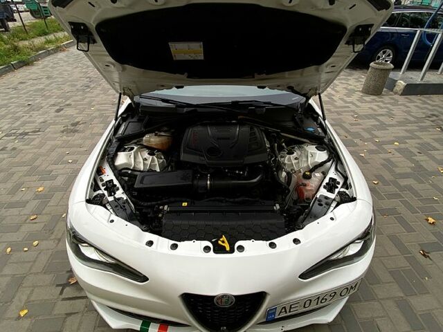 Білий Альфа Ромео Джулія, об'ємом двигуна 2 л та пробігом 11500 тис. км за 20500 $, фото 4 на Automoto.ua