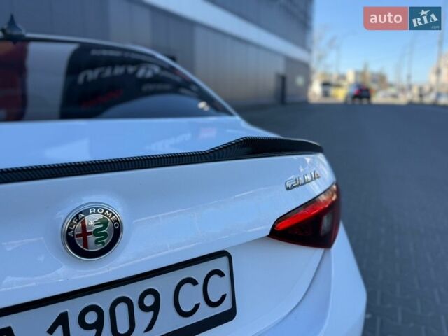 Белый Альфа Ромео Джулия, объемом двигателя 2 л и пробегом 103 тыс. км за 16900 $, фото 7 на Automoto.ua