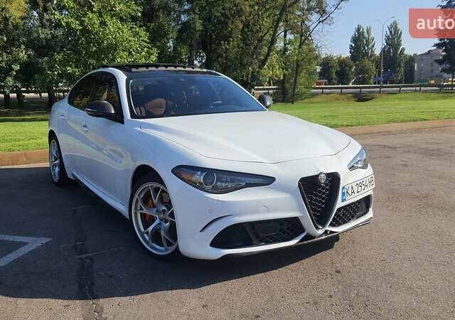 Белый Альфа Ромео Джулия, объемом двигателя 2 л и пробегом 82 тыс. км за 25600 $, фото 15 на Automoto.ua