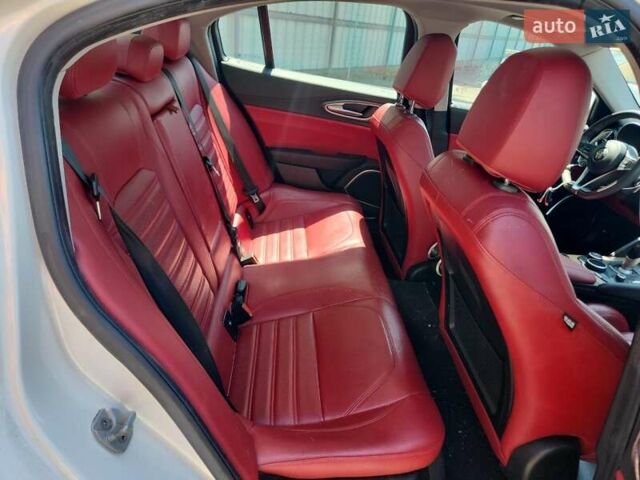 Белый Альфа Ромео Джулия, объемом двигателя 2 л и пробегом 94 тыс. км за 5300 $, фото 9 на Automoto.ua