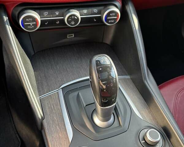 Белый Альфа Ромео Джулия, объемом двигателя 2 л и пробегом 146 тыс. км за 19700 $, фото 17 на Automoto.ua