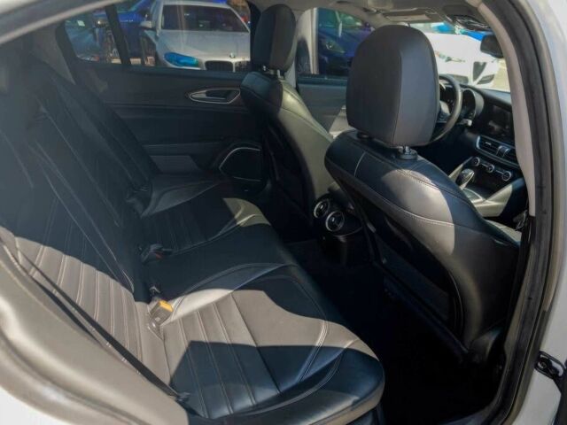 Белый Альфа Ромео Джулия, объемом двигателя 2 л и пробегом 64 тыс. км за 11000 $, фото 13 на Automoto.ua