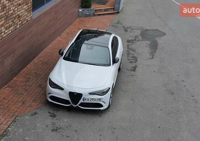 Белый Альфа Ромео Джулия, объемом двигателя 2 л и пробегом 82 тыс. км за 25600 $, фото 19 на Automoto.ua