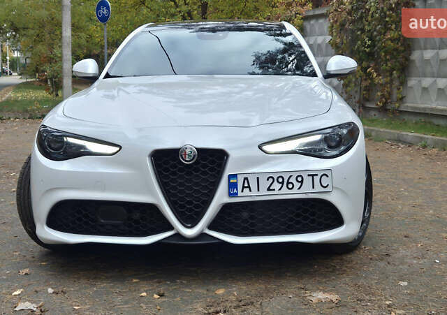 Белый Альфа Ромео Джулия, объемом двигателя 2 л и пробегом 74 тыс. км за 19400 $, фото 1 на Automoto.ua