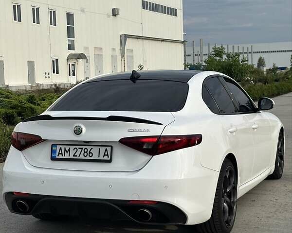 Белый Альфа Ромео Джулия, объемом двигателя 2 л и пробегом 146 тыс. км за 19700 $, фото 5 на Automoto.ua