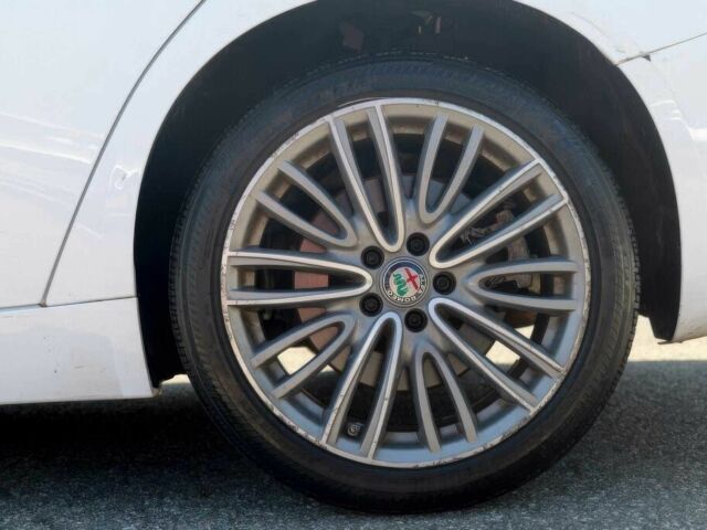 Белый Альфа Ромео Джулия, объемом двигателя 2 л и пробегом 64 тыс. км за 11000 $, фото 14 на Automoto.ua