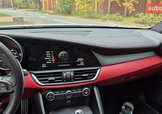 Белый Альфа Ромео Джулия, объемом двигателя 2 л и пробегом 74 тыс. км за 19400 $, фото 9 на Automoto.ua