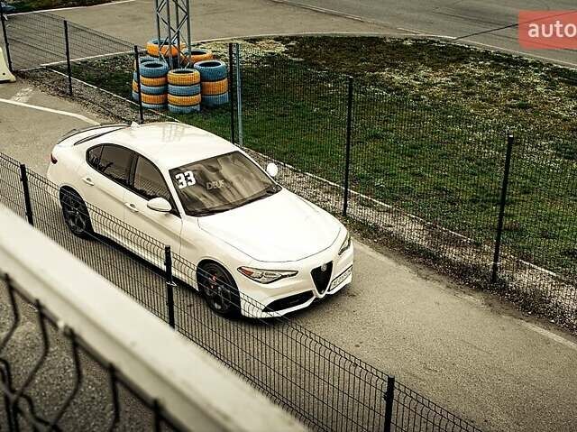 Білий Альфа Ромео Джулія, об'ємом двигуна 2 л та пробігом 12 тис. км за 20500 $, фото 11 на Automoto.ua