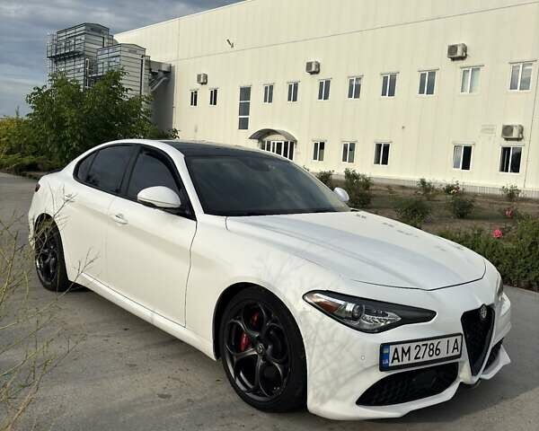 Белый Альфа Ромео Джулия, объемом двигателя 2 л и пробегом 146 тыс. км за 19700 $, фото 12 на Automoto.ua