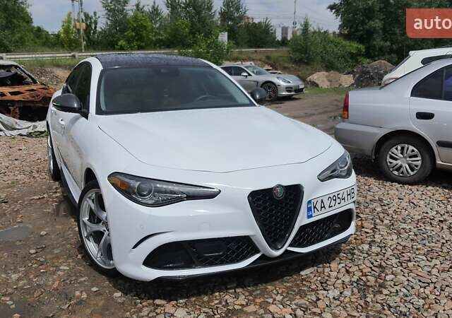 Белый Альфа Ромео Джулия, объемом двигателя 2 л и пробегом 82 тыс. км за 25600 $, фото 5 на Automoto.ua