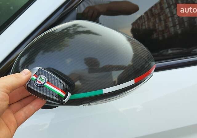 Белый Альфа Ромео Джулия, объемом двигателя 2 л и пробегом 82 тыс. км за 25600 $, фото 3 на Automoto.ua