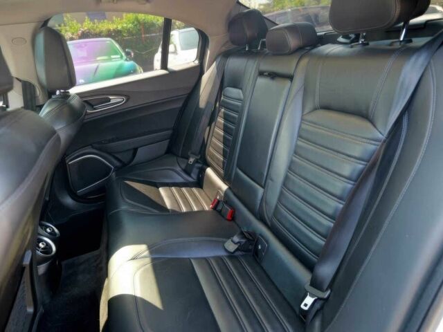 Белый Альфа Ромео Джулия, объемом двигателя 2 л и пробегом 64 тыс. км за 11000 $, фото 12 на Automoto.ua