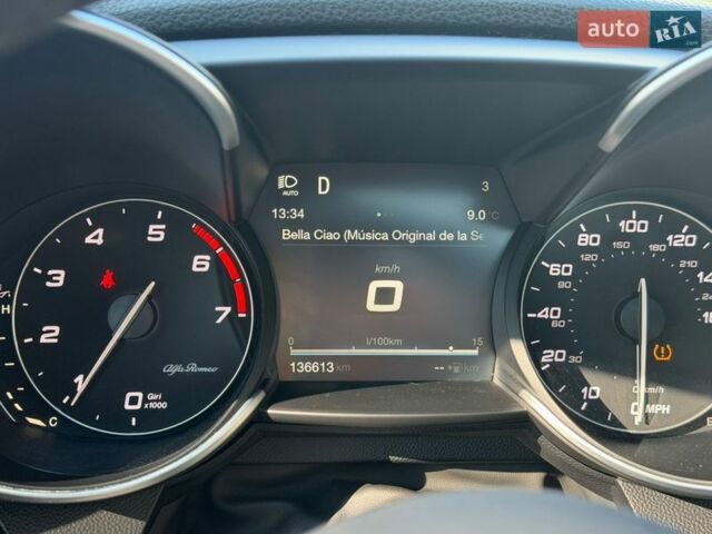 Белый Альфа Ромео Джулия, объемом двигателя 2 л и пробегом 137 тыс. км за 19500 $, фото 7 на Automoto.ua