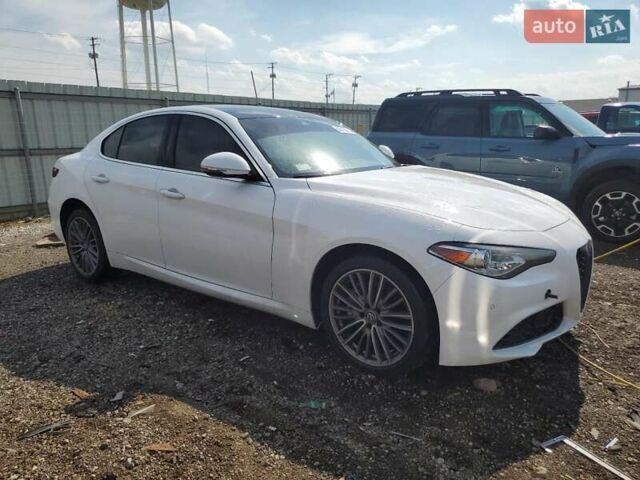 Белый Альфа Ромео Джулия, объемом двигателя 2 л и пробегом 58 тыс. км за 5200 $, фото 3 на Automoto.ua