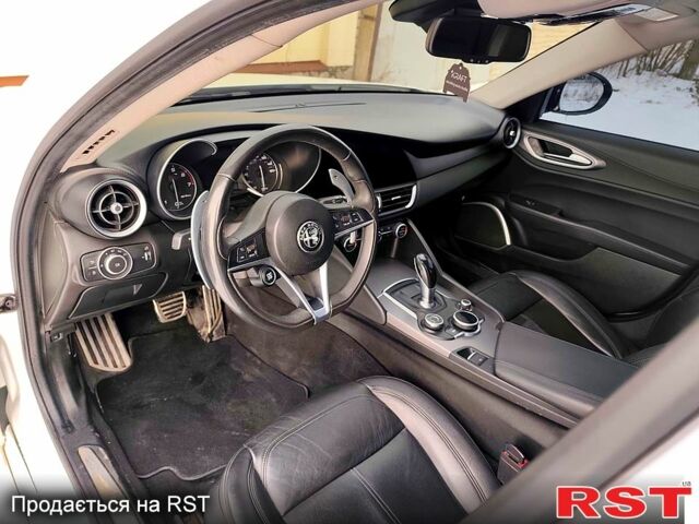 Білий Альфа Ромео Джулія, об'ємом двигуна 2 л та пробігом 88 тис. км за 16000 $, фото 5 на Automoto.ua