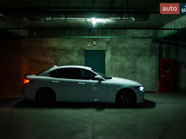 Белый Альфа Ромео Джулия, объемом двигателя 2 л и пробегом 115 тыс. км за 20500 $, фото 2 на Automoto.ua