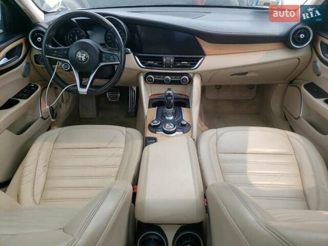 Белый Альфа Ромео Джулия, объемом двигателя 2 л и пробегом 58 тыс. км за 5200 $, фото 7 на Automoto.ua
