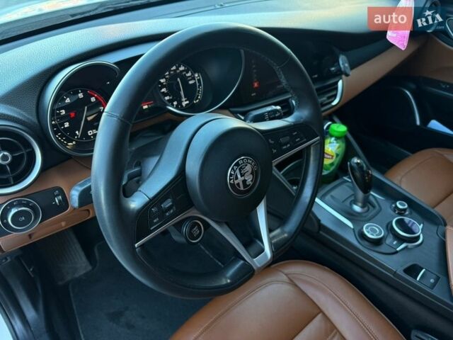 Белый Альфа Ромео Джулия, объемом двигателя 2 л и пробегом 103 тыс. км за 16900 $, фото 17 на Automoto.ua