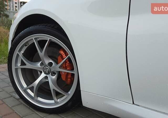 Белый Альфа Ромео Джулия, объемом двигателя 2 л и пробегом 82 тыс. км за 25600 $, фото 22 на Automoto.ua