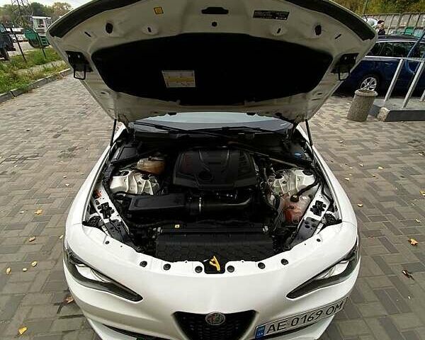 Білий Альфа Ромео Джулія, об'ємом двигуна 2 л та пробігом 12 тис. км за 20500 $, фото 3 на Automoto.ua