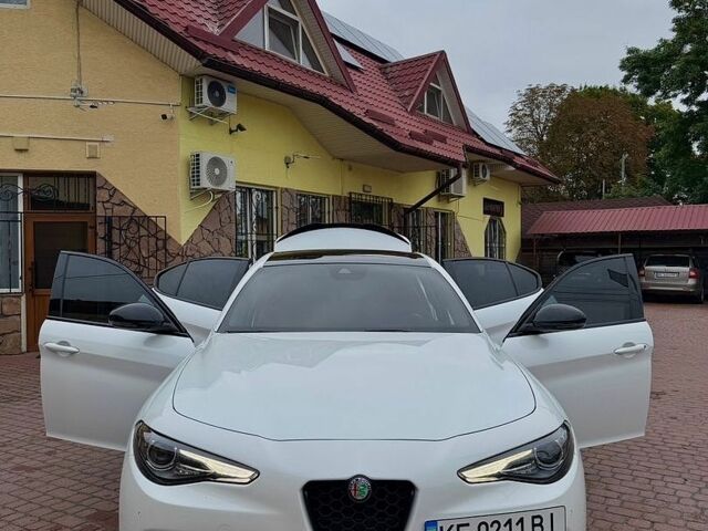 Білий Альфа Ромео Джулія, об'ємом двигуна 2 л та пробігом 95 тис. км за 22500 $, фото 11 на Automoto.ua